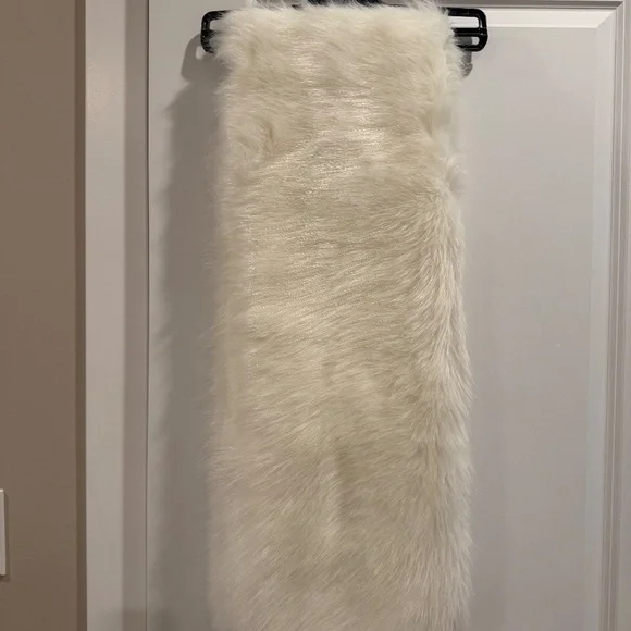 Elegant White Faux Fur Wrap - Picture 4 of 9